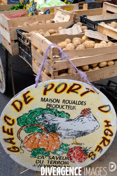 Rodez.Au marche,un producteur de legumes et de vollaille