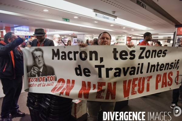 Emmanuel Macron dédicace son livre