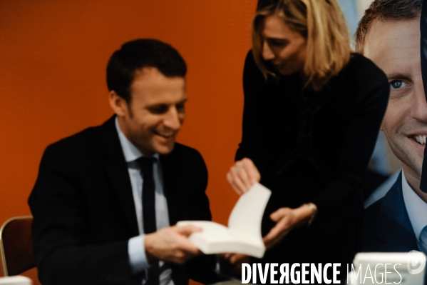 Emmanuel Macron dédicace son livre