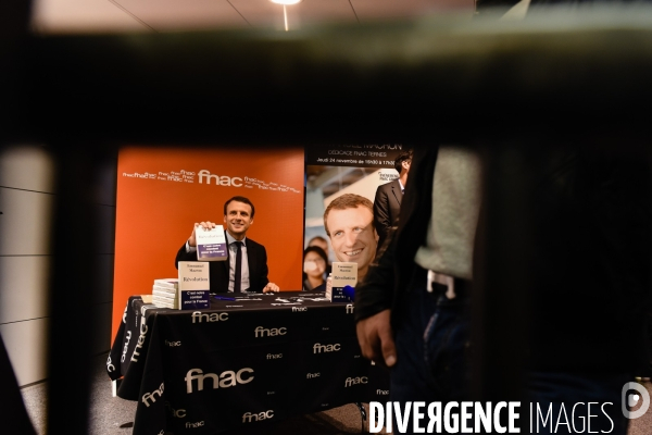 Emmanuel Macron dédicace son livre