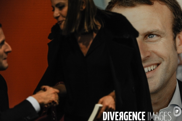 Emmanuel Macron dédicace son livre