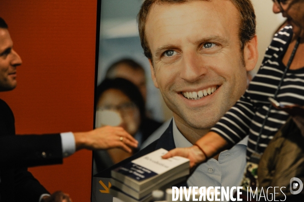 Emmanuel Macron dédicace son livre