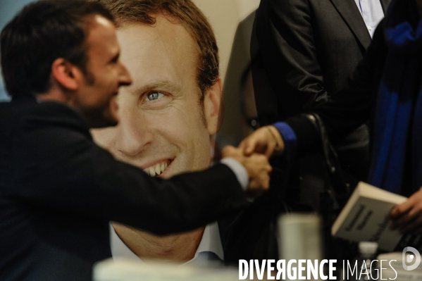 Emmanuel Macron dédicace son livre