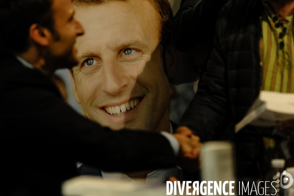 Emmanuel Macron dédicace son livre