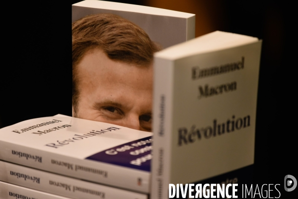 Emmanuel Macron dédicace son livre