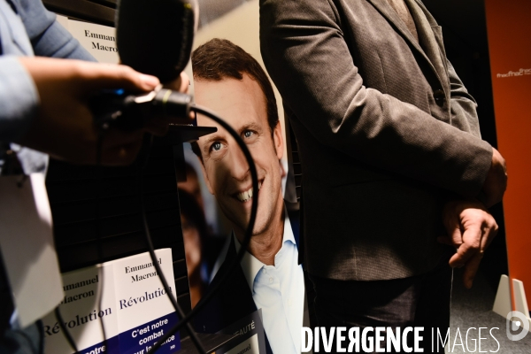 Emmanuel Macron dédicace son livre