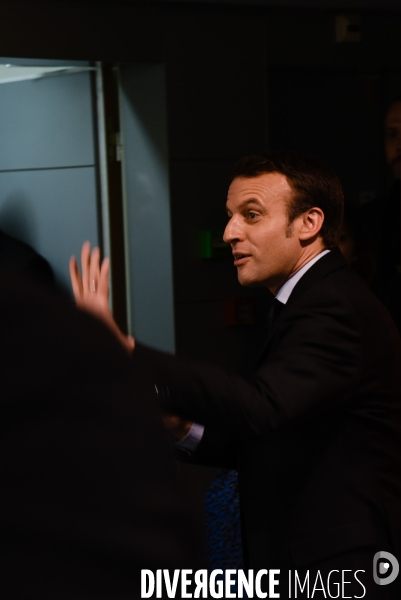 Emmanuel Macron dédicace son livre