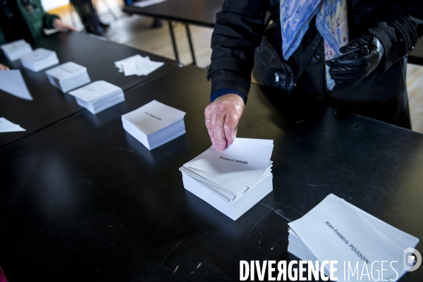 Alain Juppé: journée électorale pour la primaire à droite te au centre - 1er tour