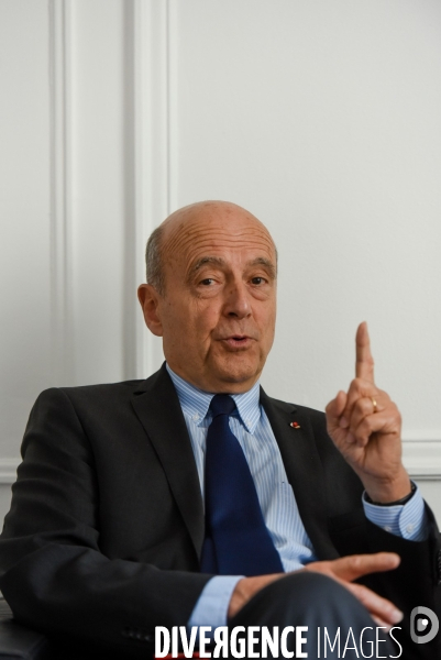 Alain Juppé à son QG de campagne.