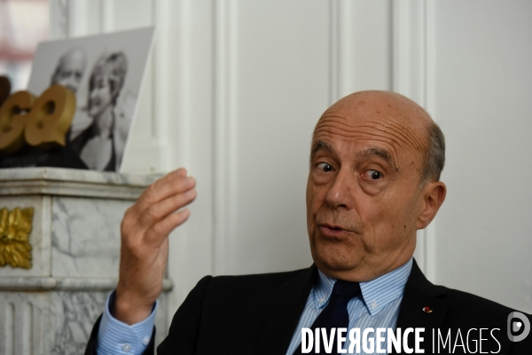 Alain Juppé à son QG de campagne.