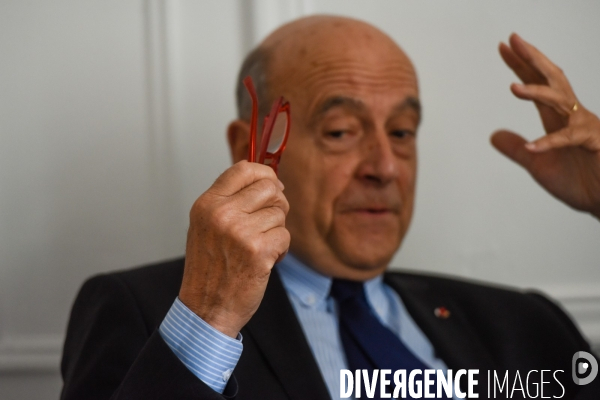 Alain Juppé à son QG de campagne.