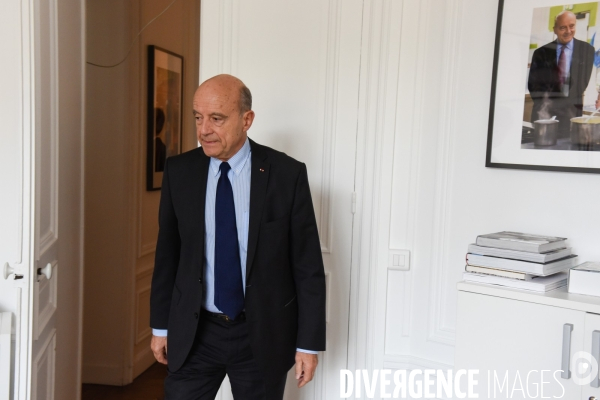 Alain Juppé à son QG de campagne.