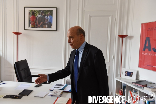 Alain Juppé à son QG de campagne.