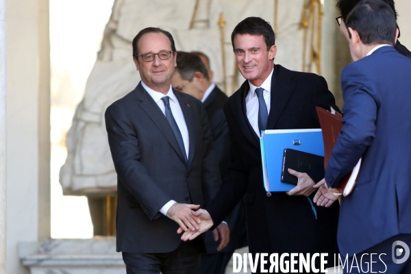 François HOLLANDE et Manuel VALLS à la sortie du Conseil des ministres.