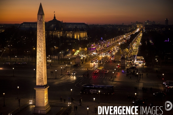 Illustration à Paris: Alignement des Champs Elysées, de l Arc de Triomphe et du quartier des affaires de La Défense au coucher du soleil.