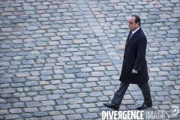 François Hollande , prise d armes aux Invalides