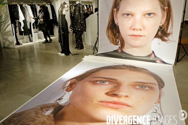 Illustration Novembre 2016.Dans une boutique de mode de la rue saint Honore,deux portraits de femmes;comme un fond photo