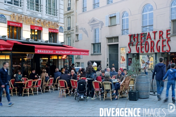 Illustration Novembre 2016.Scene de rue parisienne,  une terrasse  d une brasserie, cafe restaurant place saint Georges dans le 9 eme arrondissement