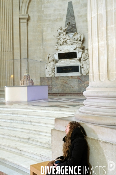 Illustration Novembre 2016.Sous le dome des Invalides, la chapelle royale abrite les sepultures de de Turenne, une jeune femme sommeille