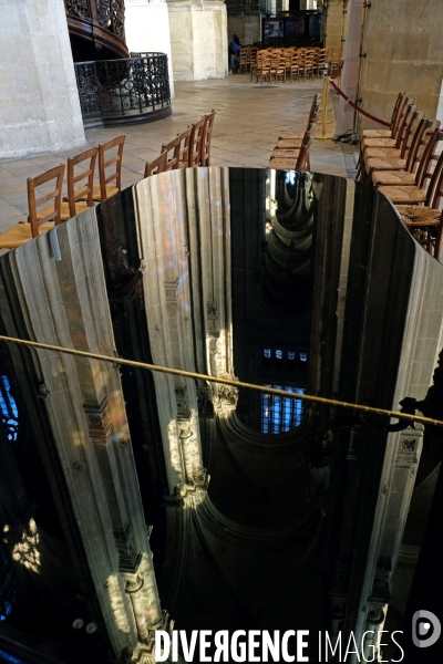 Illustration Novembre2016..L eglise saint Eustache.Une partie de la nef se reflete sur le couvercle d un piano