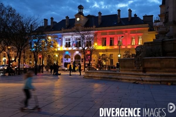 Illustration Novembre 2016.La mairie du 6 eme eclairee en bleu blanc rouge