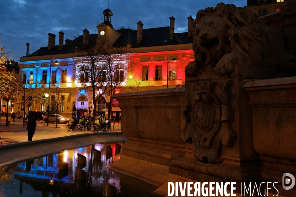 Illustration Novembre 2016.La mairie du 6 eme eclairee en bleu blanc rouge