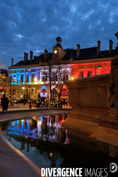 Illustration Novembre 2016.La mairie du 6 eme eclairee en bleu blanc rouge