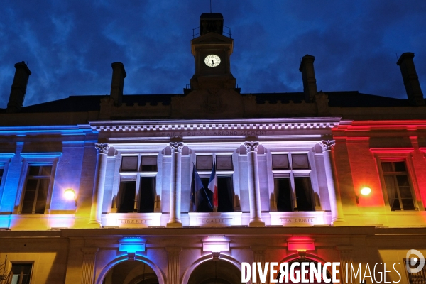 Illustration Novembre 2016.La mairie du 6 eme eclairee en bleu blanc rouge