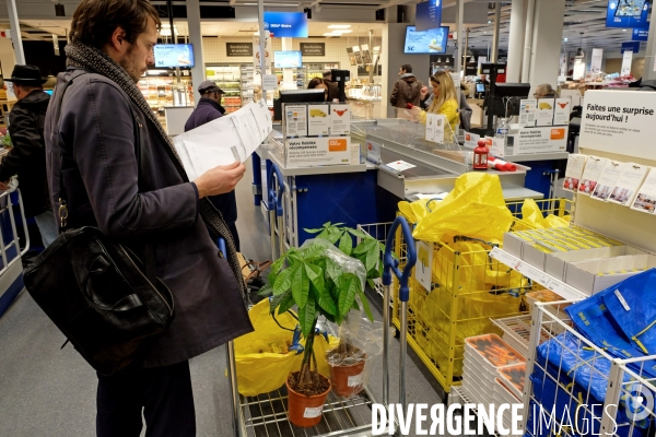 Illustration Novembre 2016.Ikea Paris nord.Passage en caisse .( Autorisation de publication)