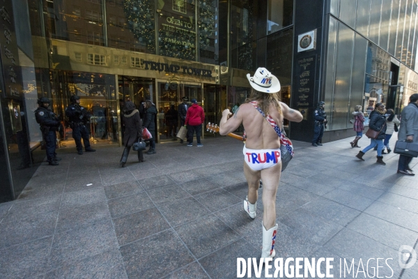 Le naked cowboy devant la trump tower