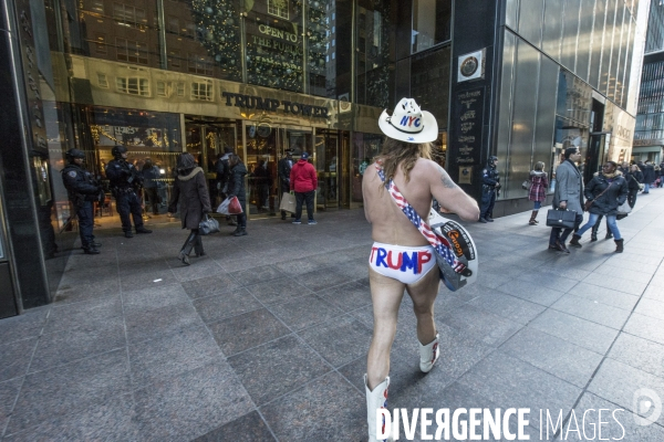 Le naked cowboy devant la trump tower