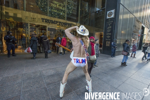 Le naked cowboy devant la trump tower