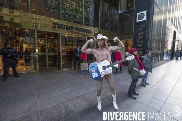 Le naked cowboy devant la trump tower