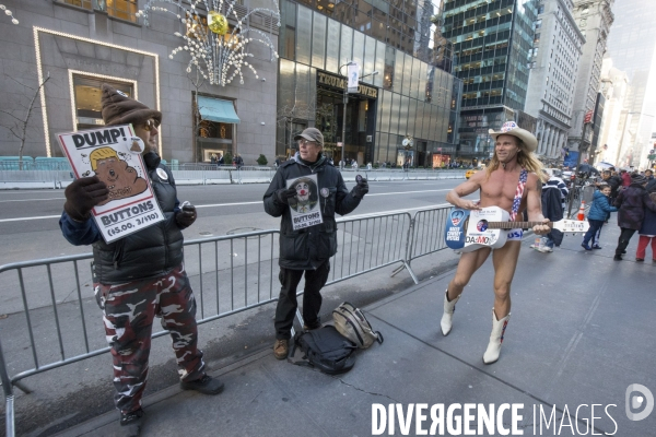 Le naked cowboy devant la trump tower