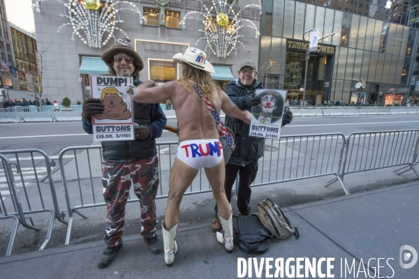 Le naked cowboy devant la trump tower