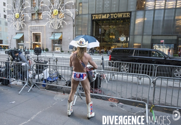 Le naked cowboy devant la trump tower