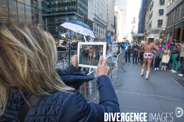 Le naked cowboy devant la trump tower