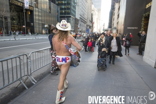 Le naked cowboy devant la trump tower