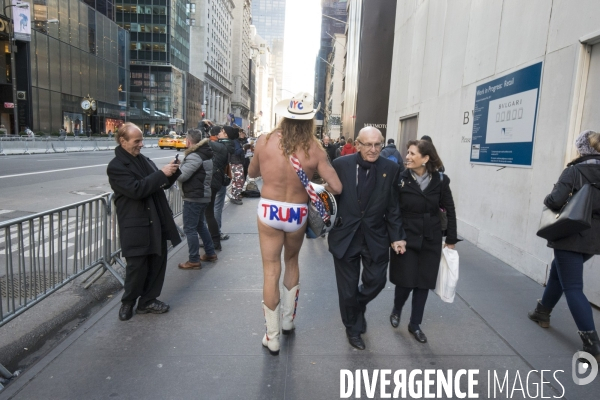 Le naked cowboy devant la trump tower