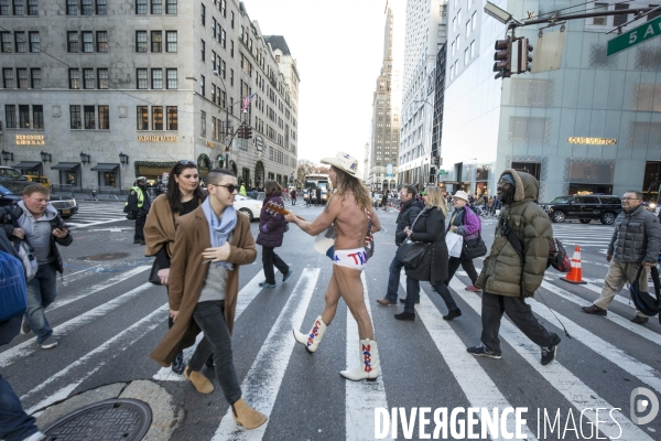 Le naked cowboy devant la trump tower