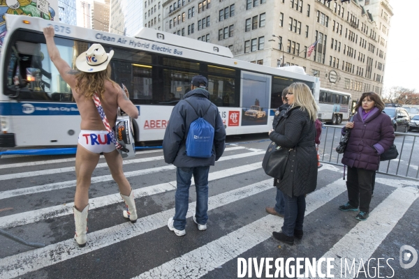 Le naked cowboy devant la trump tower