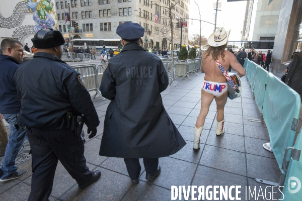 Le naked cowboy devant la trump tower