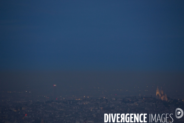 Une couche de pollution d une centaine de mètres de haut stagne sur Paris depuis plusieurs jours, entrainant la mise en place de la circulation alternée des automobiles dans la capitale.