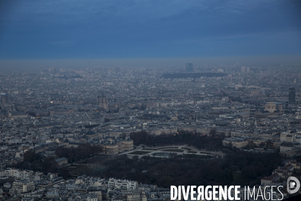 Une couche de pollution d une centaine de mètres de haut stagne sur Paris depuis plusieurs jours, entrainant la mise en place de la circulation alternée des automobiles dans la capitale.