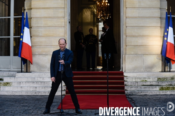 Bernard Cazeneuve et Manuel Valls. Passation de pouvoir à l Hôtel de Matignon