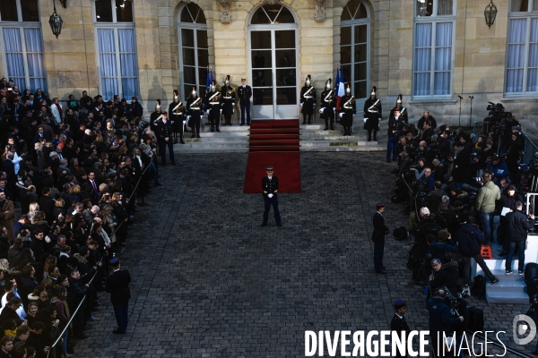 Bernard Cazeneuve et Manuel Valls. Passation de pouvoir à l Hôtel de Matignon