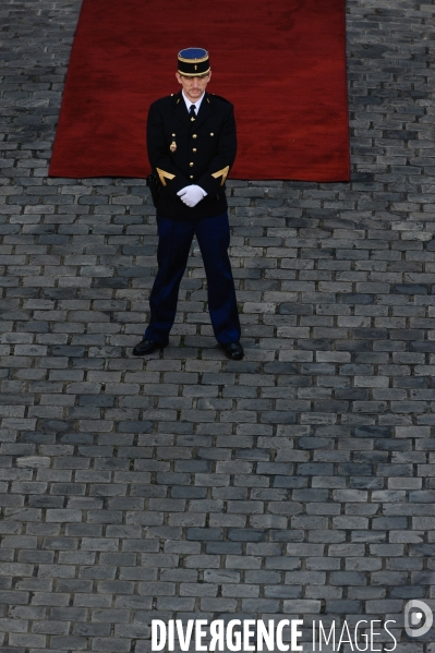 Bernard Cazeneuve et Manuel Valls. Passation de pouvoir à l Hôtel de Matignon