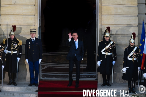 Bernard Cazeneuve et Manuel Valls. Passation de pouvoir à l Hôtel de Matignon