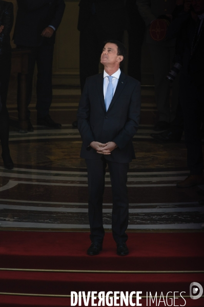 Bernard Cazeneuve et Manuel Valls. Passation de pouvoir à l Hôtel de Matignon