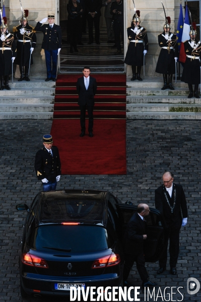 Bernard Cazeneuve et Manuel Valls. Passation de pouvoir à l Hôtel de Matignon